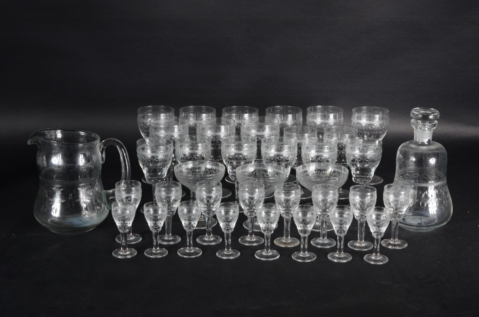Serviço de cristal lavrado, composto de: 9 taças para vinho tinto, 8... - foto 1 de 7