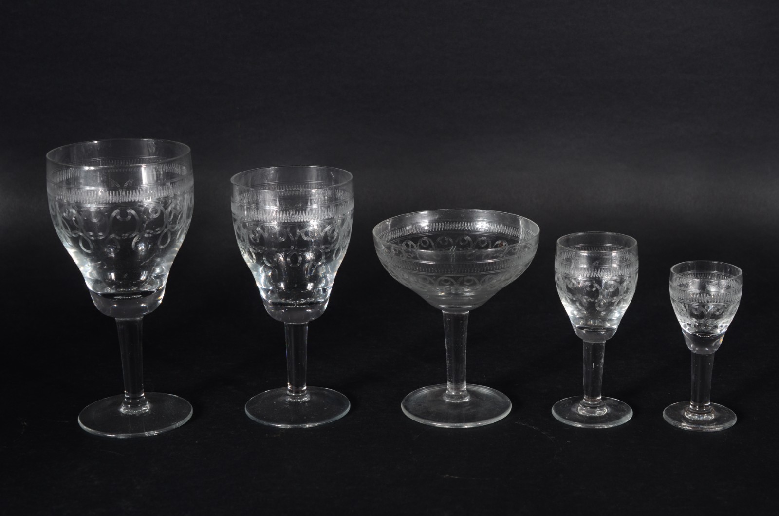 Serviço de cristal lavrado, composto de: 9 taças para vinho tinto, 8... - foto 2 de 7