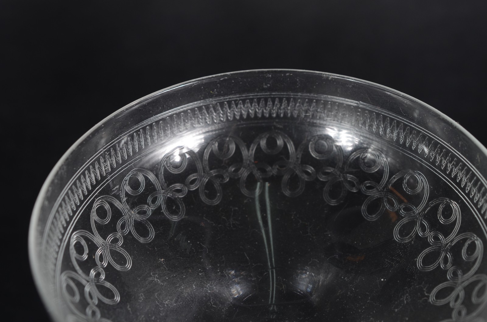 Serviço de cristal lavrado, composto de: 9 taças para vinho tinto, 8... - foto 3 de 7