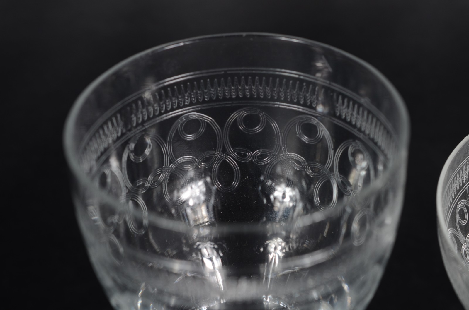 Serviço de cristal lavrado, composto de: 9 taças para vinho tinto, 8... - foto 4 de 7