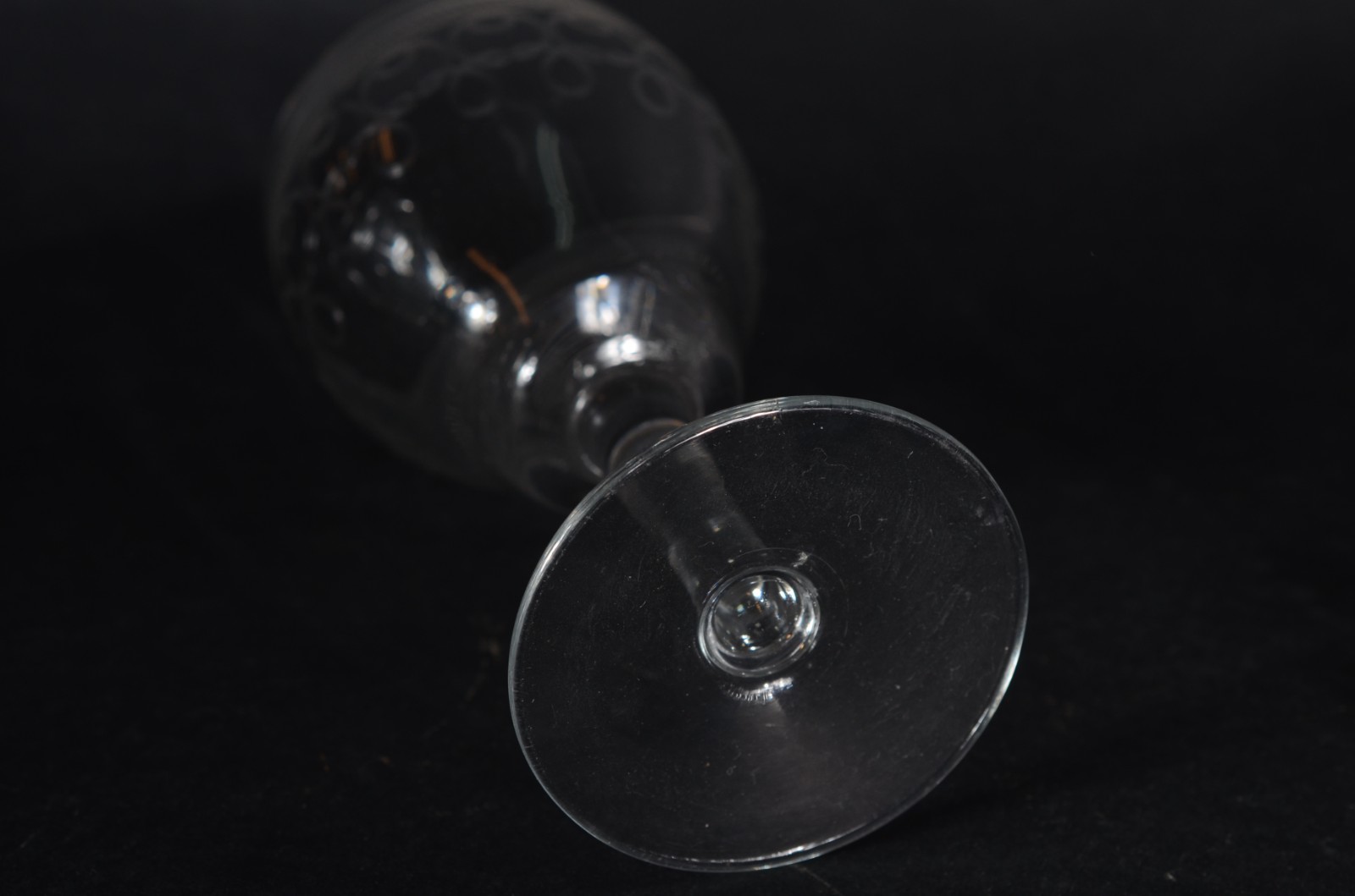 Serviço de cristal lavrado, composto de: 9 taças para vinho tinto, 8... - foto 6 de 7