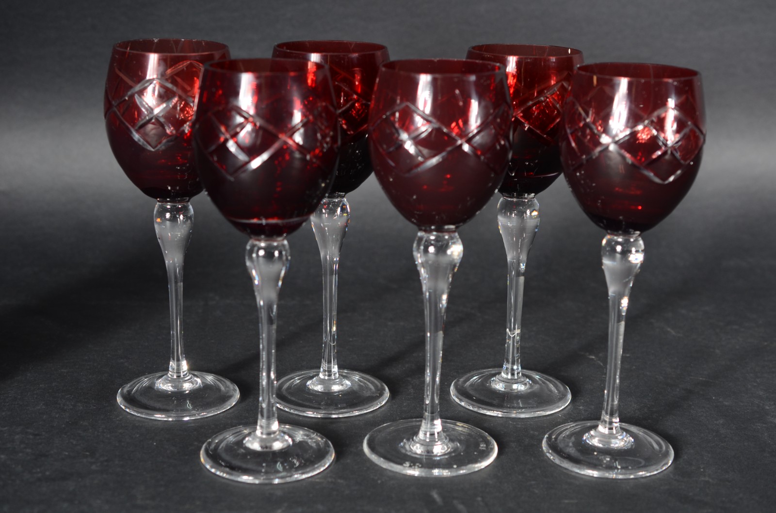 Conjunto com 6 cálices para vinho de cristal doublé rubi. - foto 2 de 5