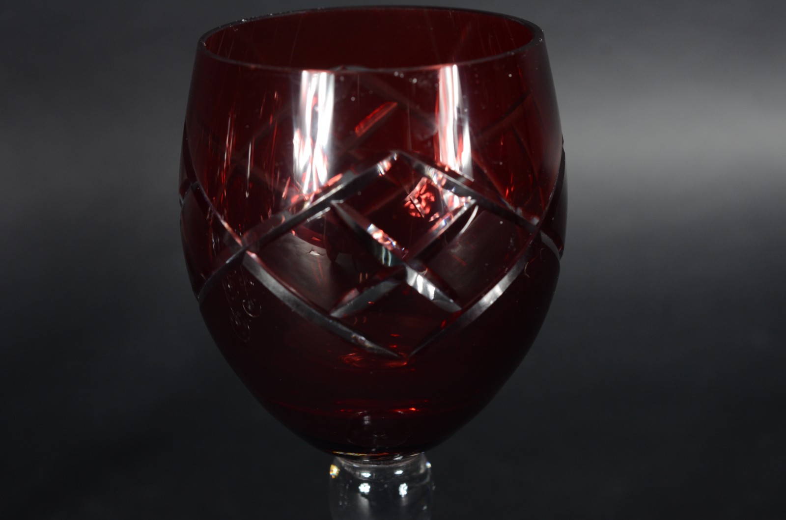Conjunto com 6 cálices para vinho de cristal doublé rubi. - foto 4 de 5