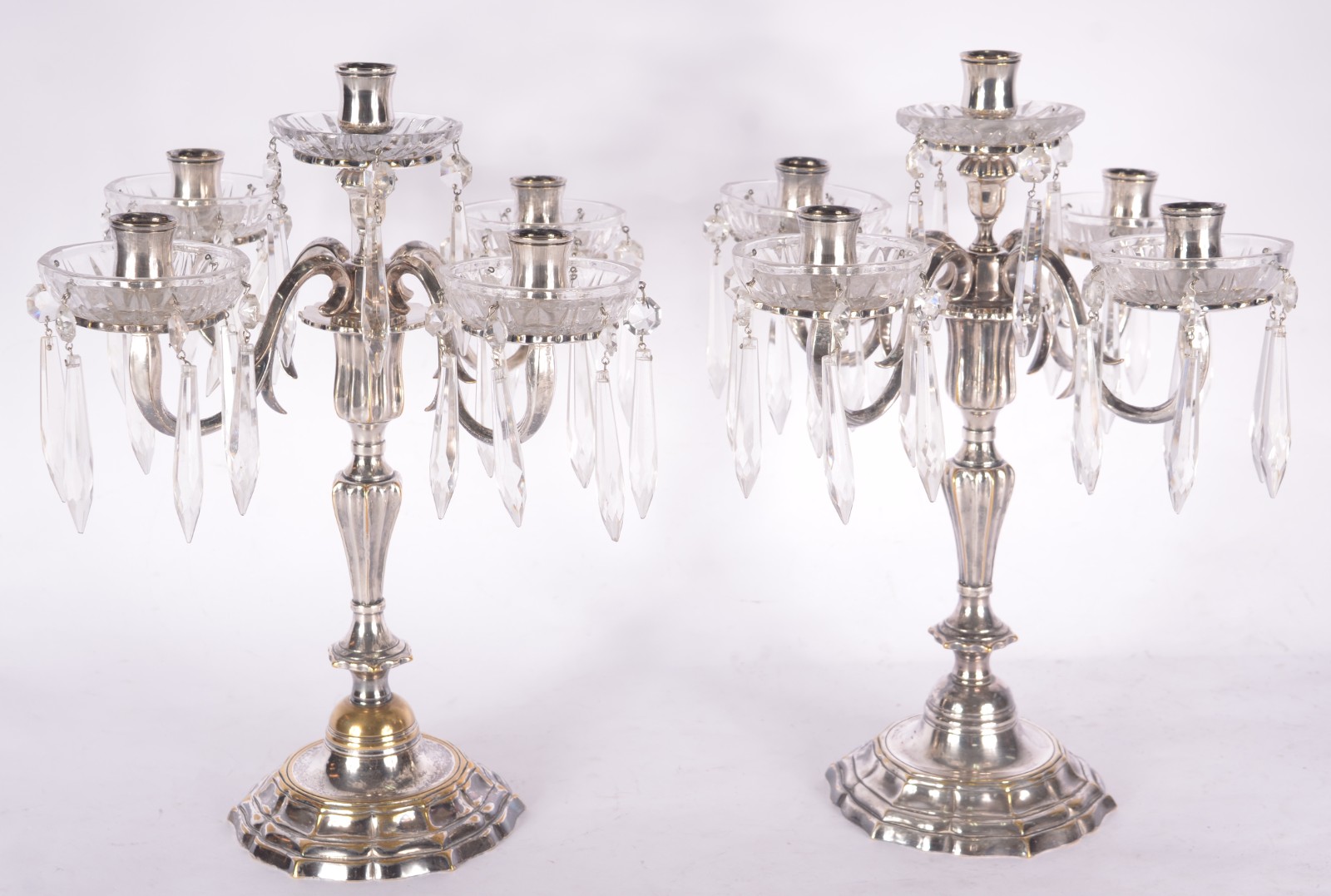 Par de candelabros de metal prateado para 5 velas cada, bobeches de... - foto 1 de 4