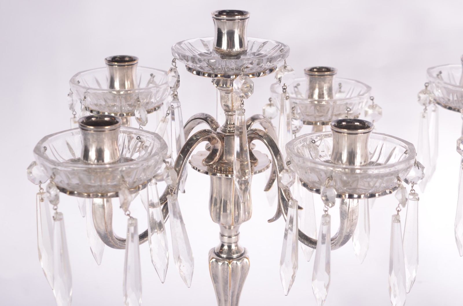 Par de candelabros de metal prateado para 5 velas cada, bobeches de... - foto 2 de 4