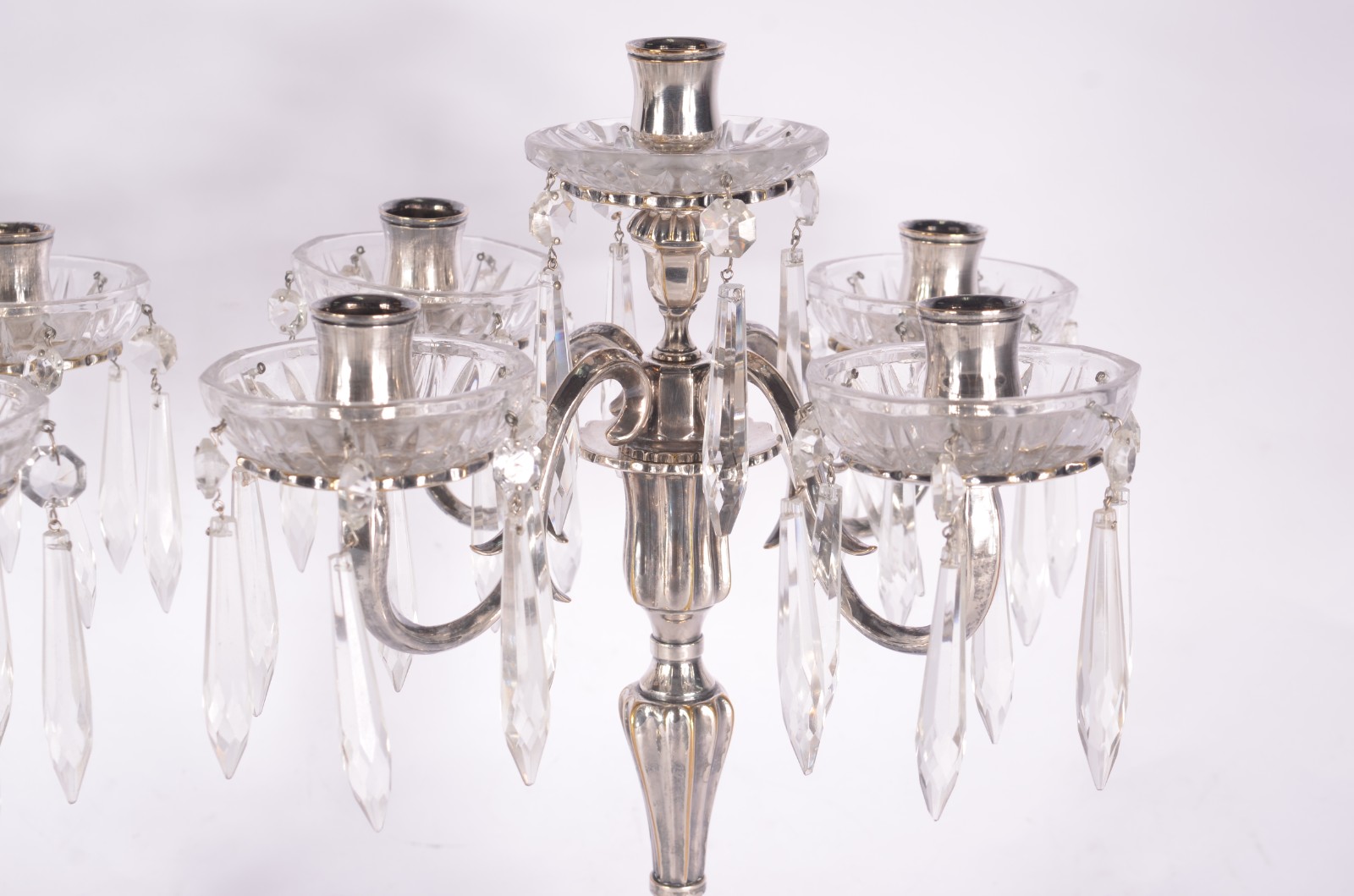 Par de candelabros de metal prateado para 5 velas cada, bobeches de... - foto 3 de 4