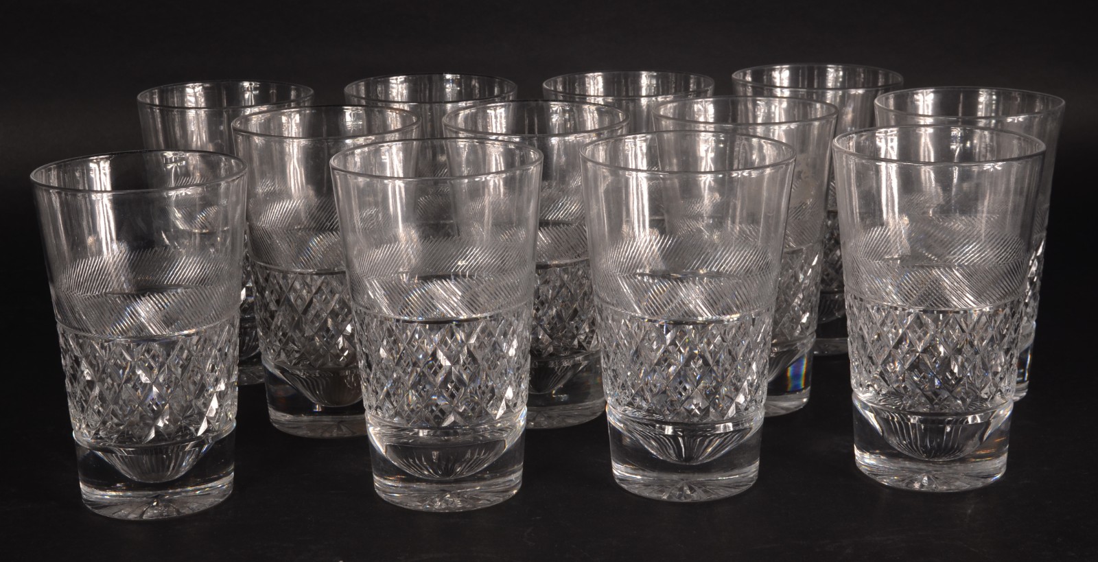 Conjunto com 12 copos longos de cristal inglês lapidado, assinado. - foto 2 de 5