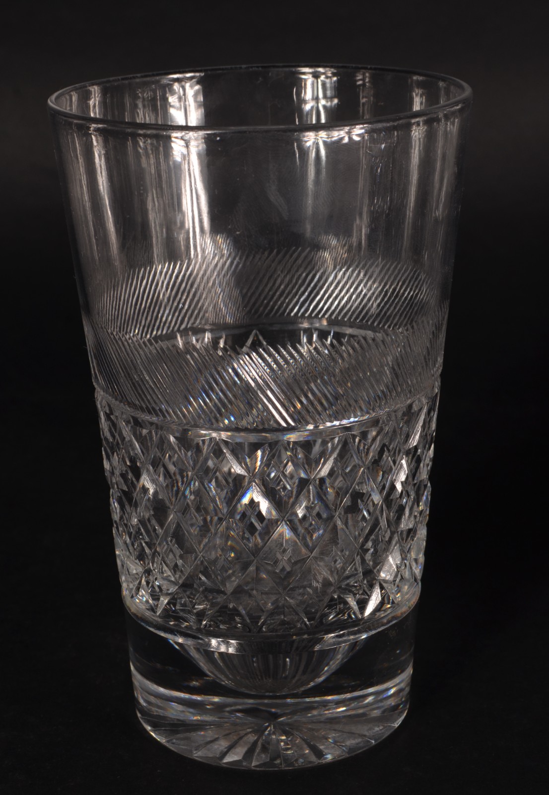 Conjunto com 12 copos longos de cristal inglês lapidado, assinado. - foto 4 de 5