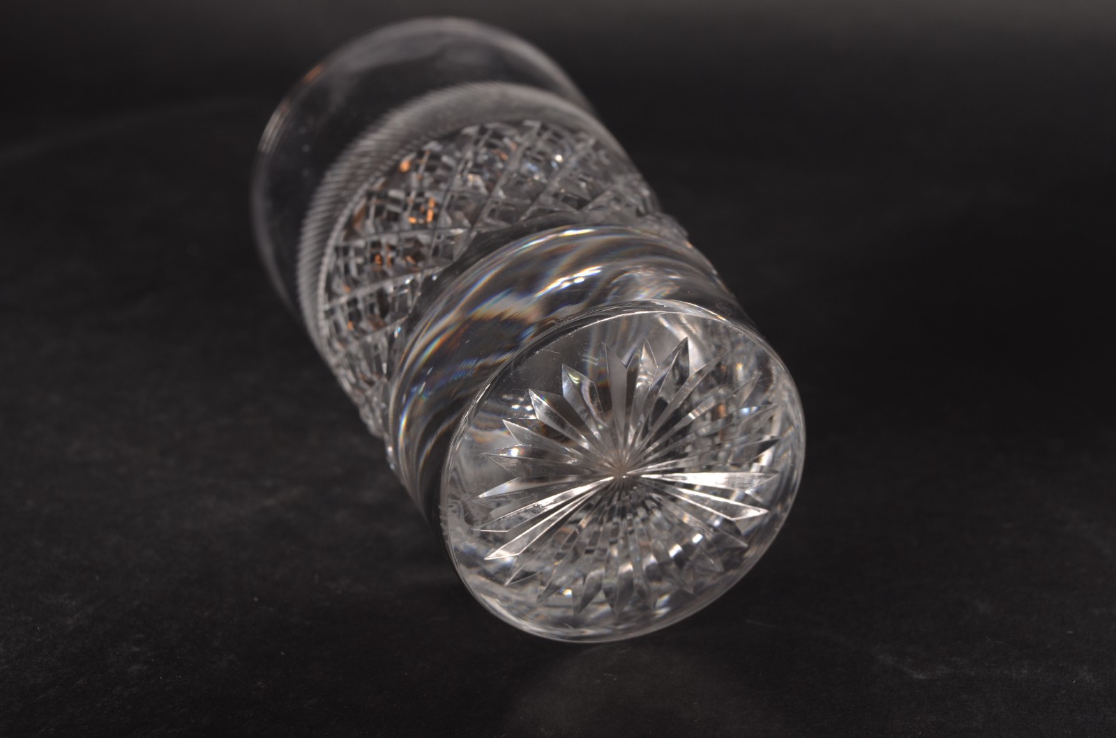 Conjunto com 12 copos longos de cristal inglês lapidado, assinado. - foto 5 de 5