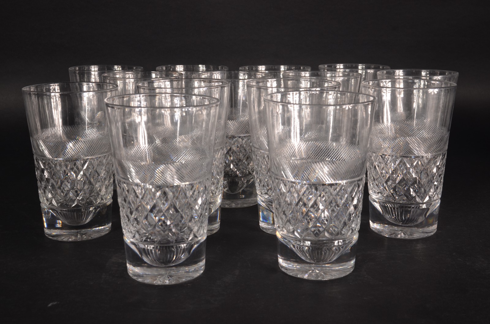 Conjunto com 12 copos longos de cristal inglês lapidado, assinado. - foto 1 de 5
