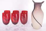 Diversas peças, sendo: conjunto com 6 copos de ... - Diversas peças, sendo: conjunto com 6 copos de vidro vermelho e, vaso decorativo de vidro fosco degradé com "serpentina" em relevo.