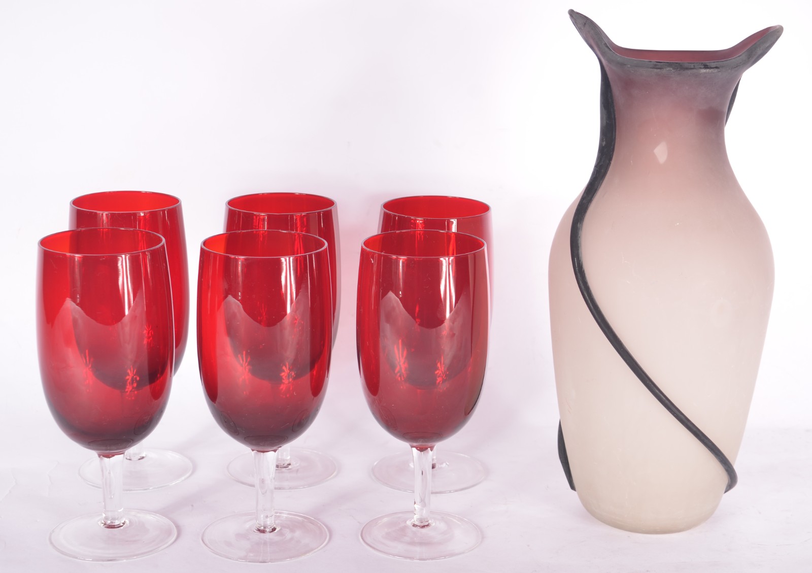 Diversas peças, sendo: conjunto com 6 copos de vidro vermelho e, vaso... - foto 1 de 4