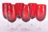 Diversas peças, sendo: conjunto com 6 copos de ... - Diversas peças, sendo: conjunto com 6 copos de vidro vermelho e, vaso decorativo de vidro fosco degradé com "serpentina" em relevo.