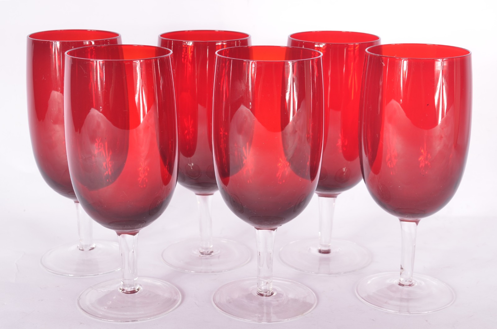 Diversas peças, sendo: conjunto com 6 copos de vidro vermelho e, vaso... - foto 2 de 4