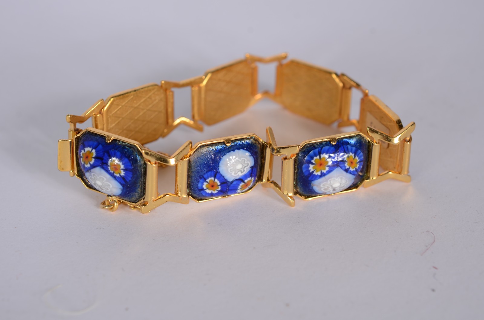 Conjunto de finas bijouterias composto de par de brincos, pulseira e... - foto 2 de 4