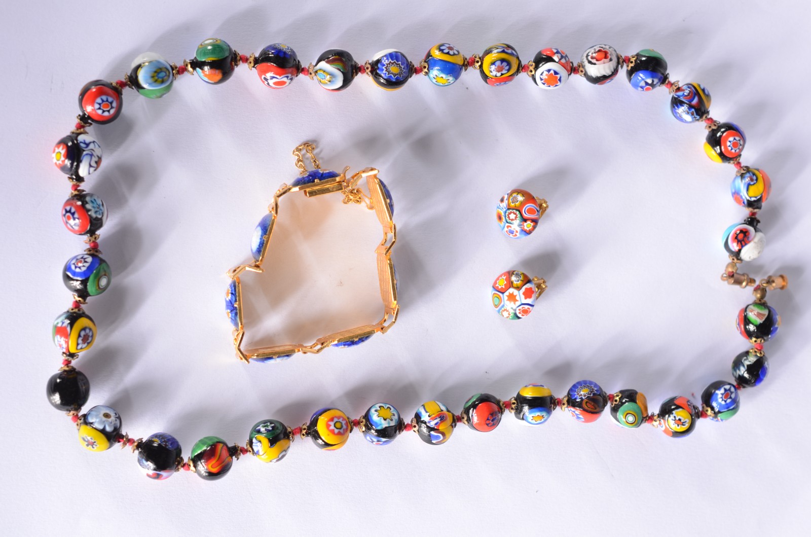Conjunto de finas bijouterias composto de par de brincos, pulseira e... - foto 1 de 4