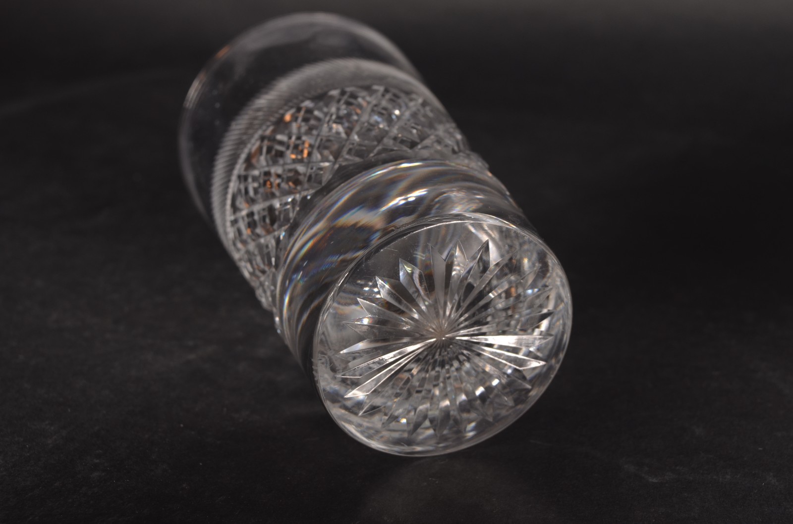 Conjunto com 14 copos longos de cristal inglês lapidado, assinados. - foto 4 de 4