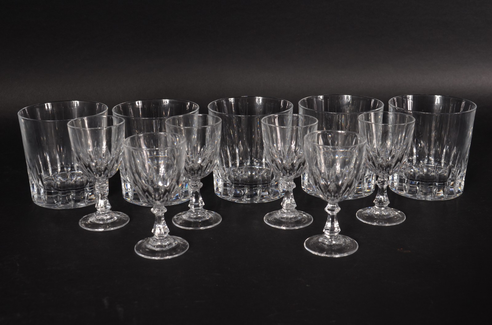 Serviço de cristal lapidado, composto de 12 flutes para champagne, 8... - foto 1 de 5