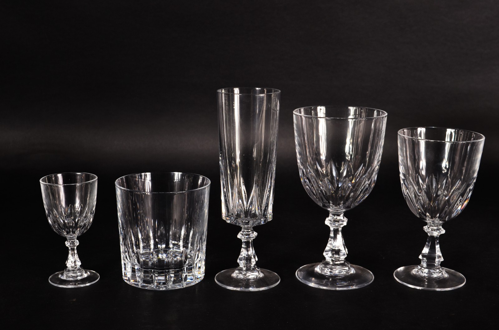Serviço de cristal lapidado, composto de 12 flutes para champagne, 8... - foto 5 de 5