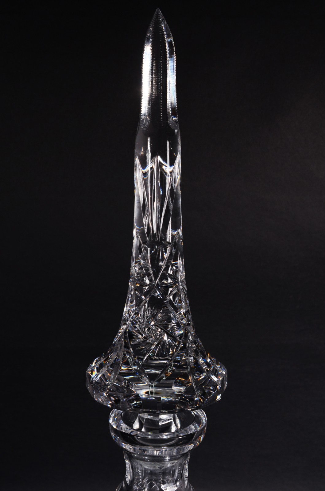 Grande garrafa de cristal tcheco lapidado, parte interna da tampa... - foto 2 de 7