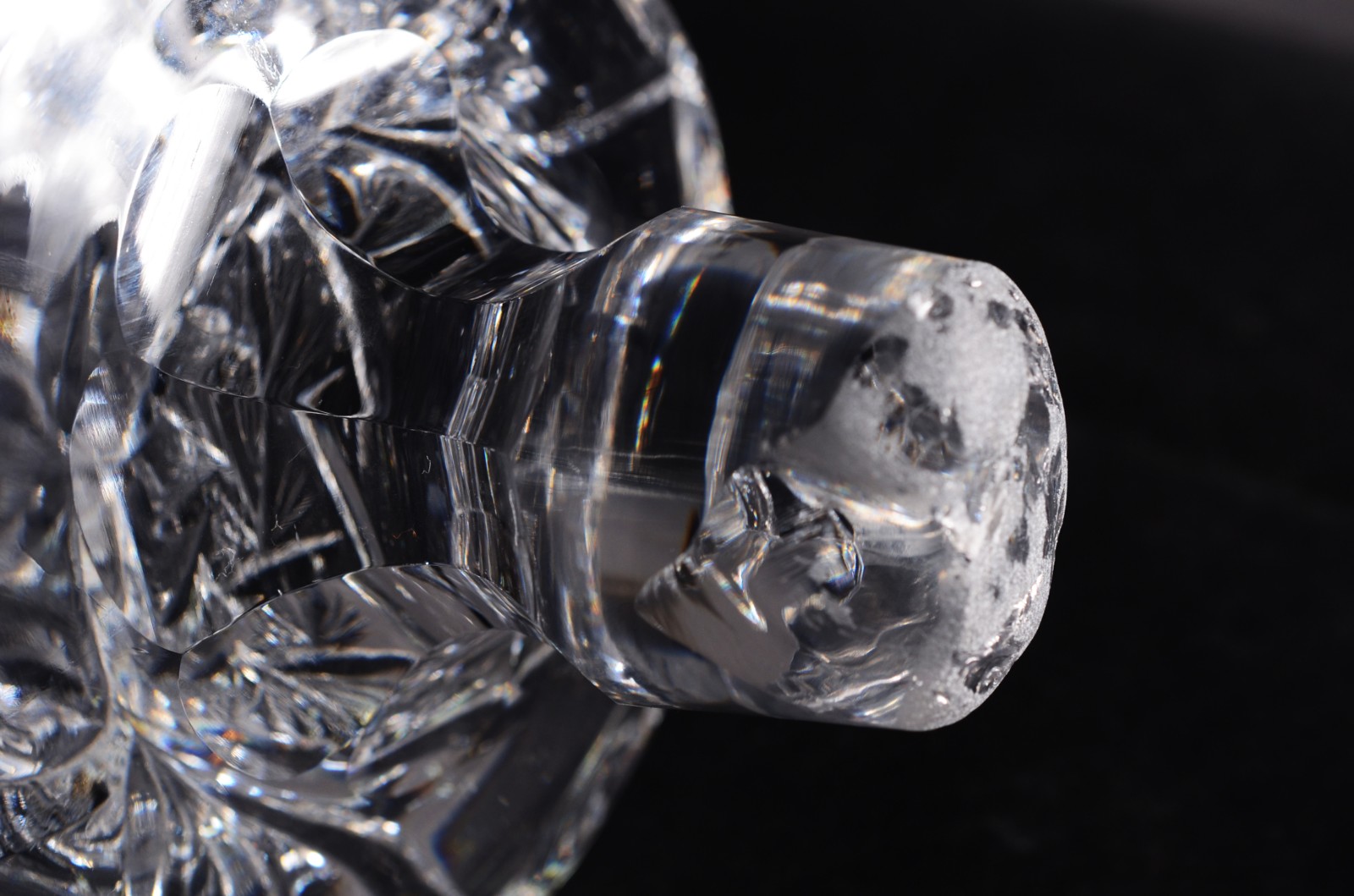 Grande garrafa de cristal tcheco lapidado, parte interna da tampa... - foto 6 de 7