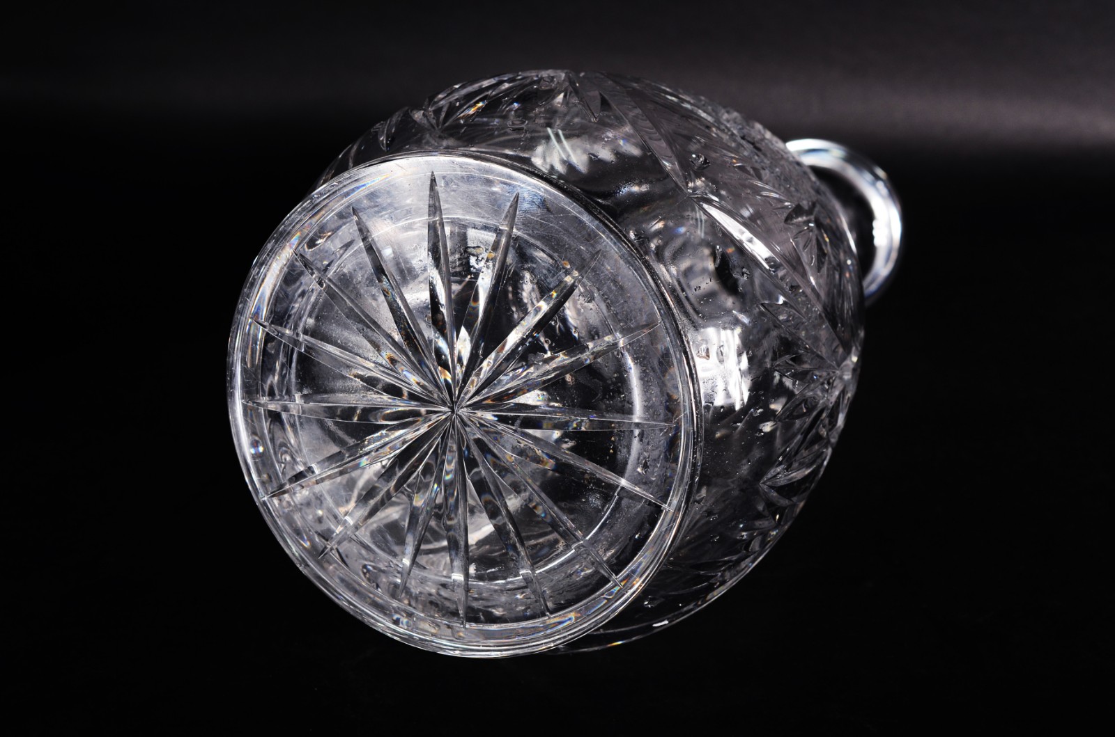 Grande garrafa de cristal tcheco lapidado, parte interna da tampa... - foto 7 de 7