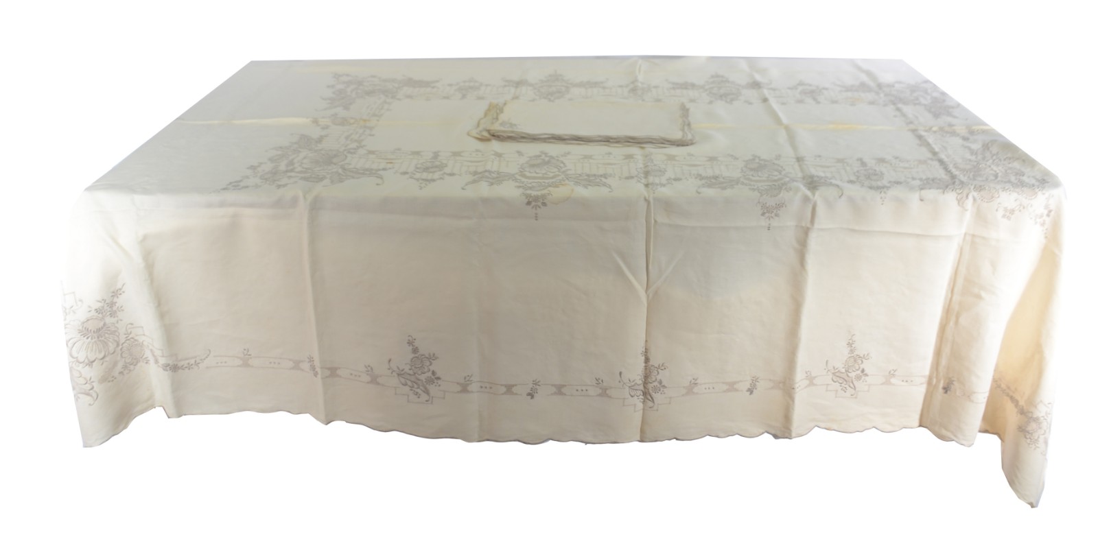 Toalha de mesa na cor bege com bordados, acompanham 12 guardanapos. - foto 1 de 5