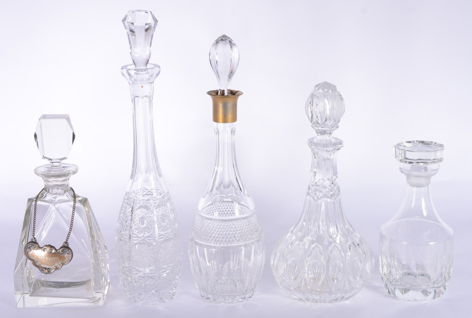 Lote com 5 garrafas diversas de cristal lapidado (Defeitos: duas... - foto 1 de 11
