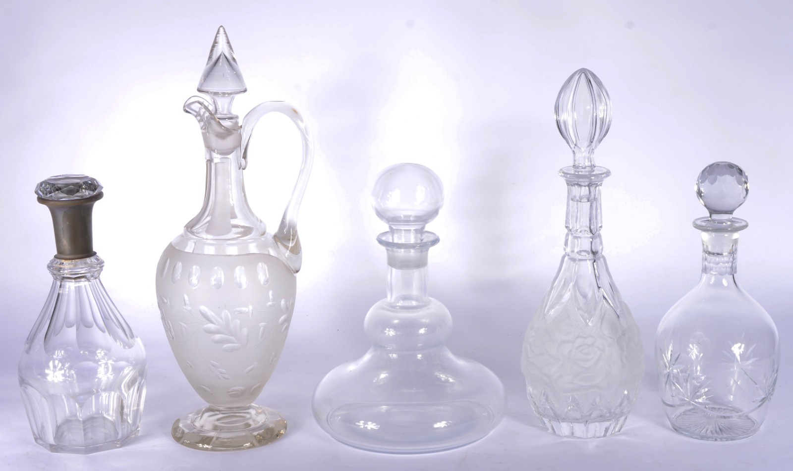 Lote com 5 garrafas diversas de cristal. Uma das tampas com quebrados. - foto 1 de 8