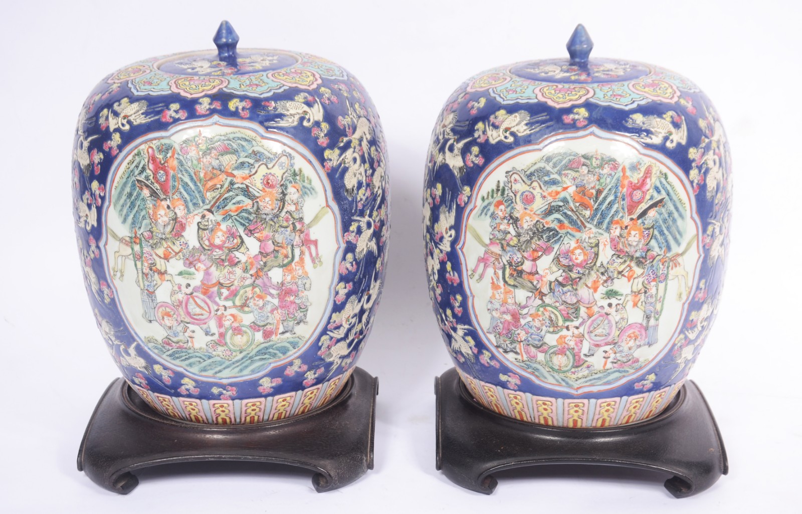 Par de potiches de porcelana chinesa decorados com figuras de... - foto 2 de 8