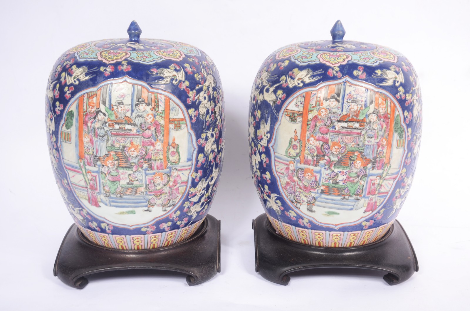 Par de potiches de porcelana chinesa decorados com figuras de... - foto 1 de 8