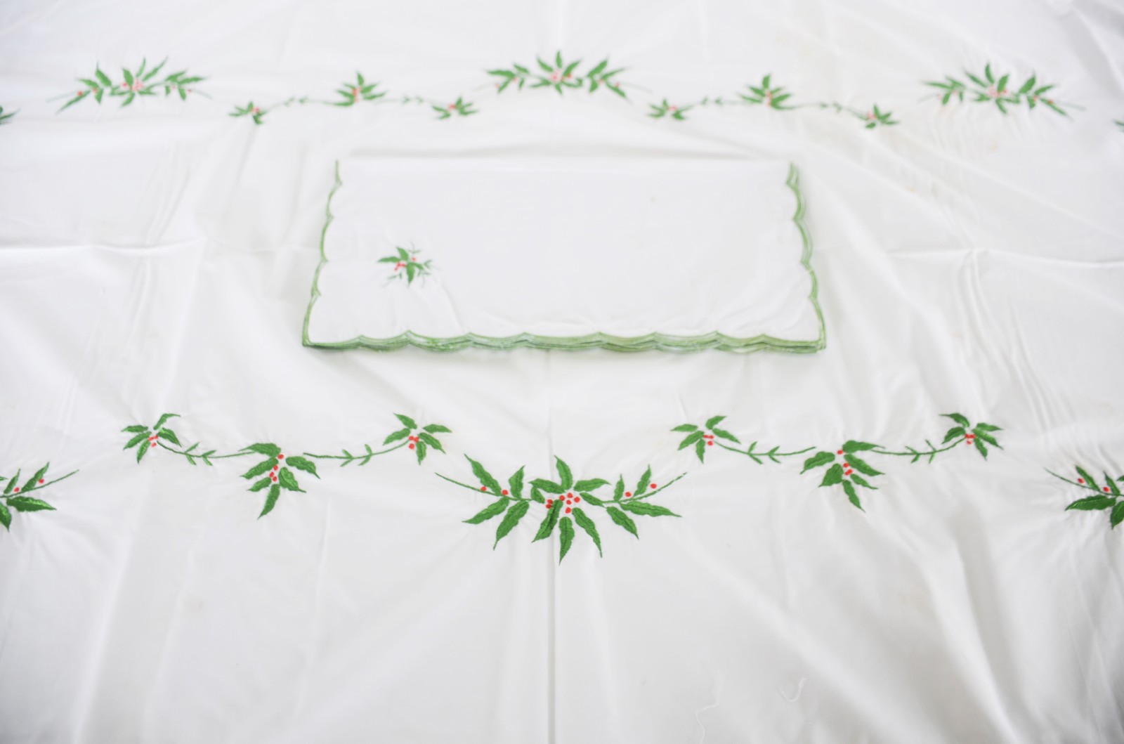 Toalha de mesa de linho com bordados na cor verde com 12 guardanapos... - foto 3 de 4