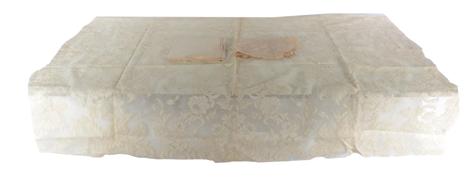 Toalha de mesa na cor bege com rendas e bordados, acompanham 12... - foto 1 de 4