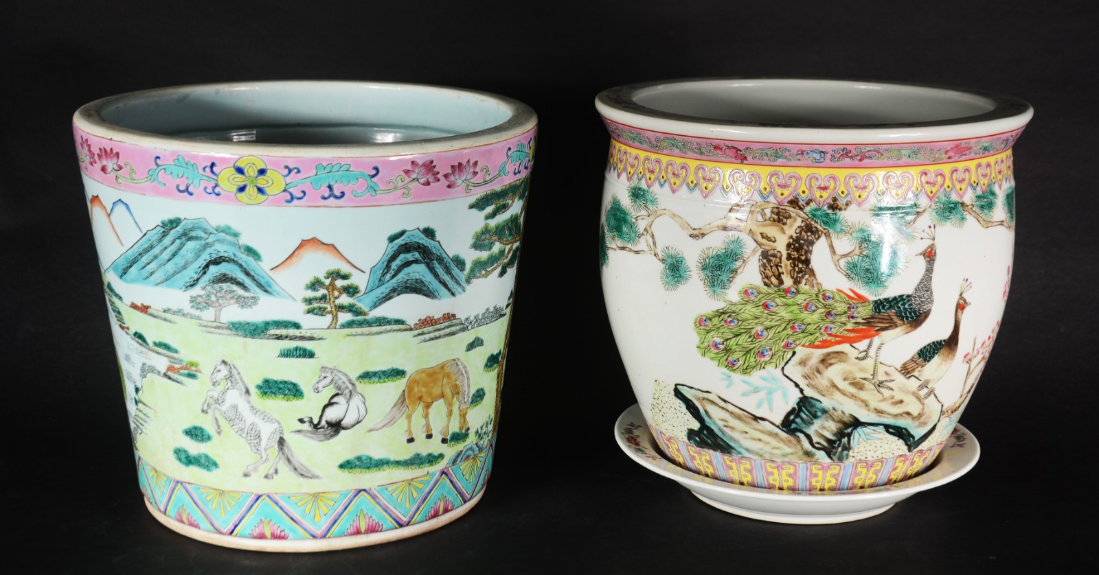 Dois cachepots de porcelana chinesa, um deles com prato e decorado... - foto 1 de 11