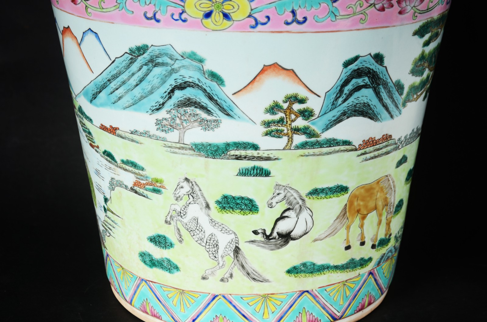 Dois cachepots de porcelana chinesa, um deles com prato e decorado... - foto 2 de 11