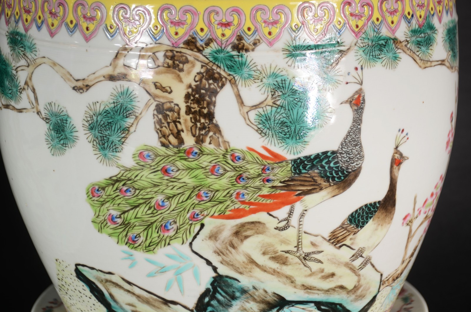 Dois cachepots de porcelana chinesa, um deles com prato e decorado... - foto 3 de 11