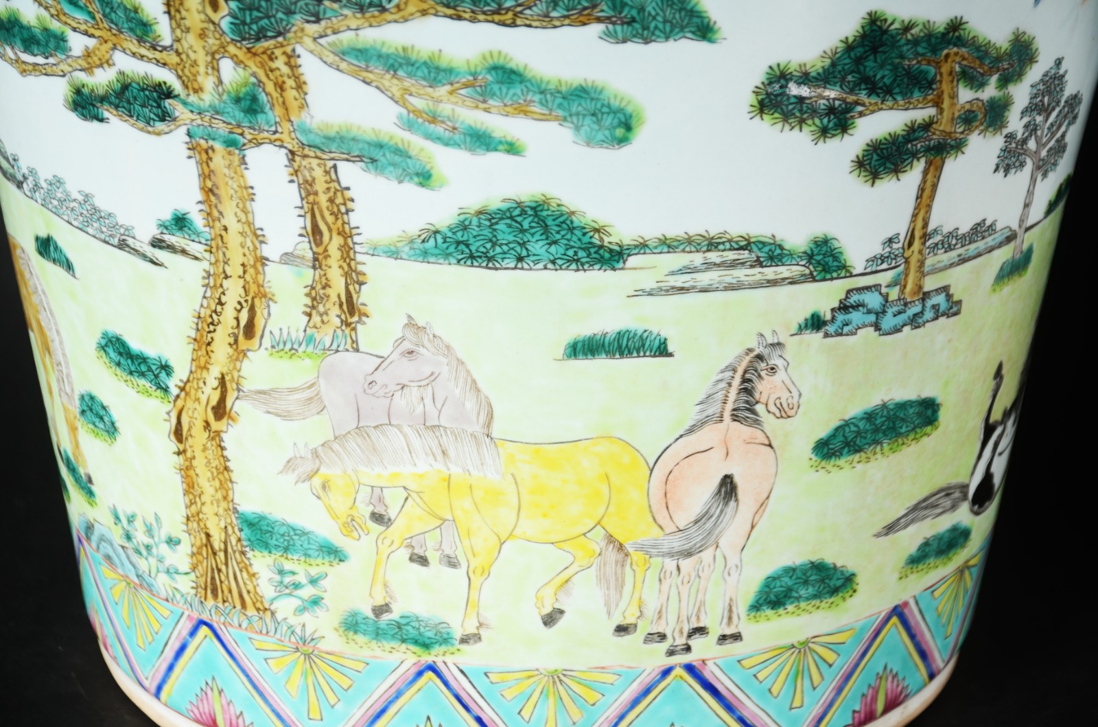 Dois cachepots de porcelana chinesa, um deles com prato e decorado... - foto 6 de 11