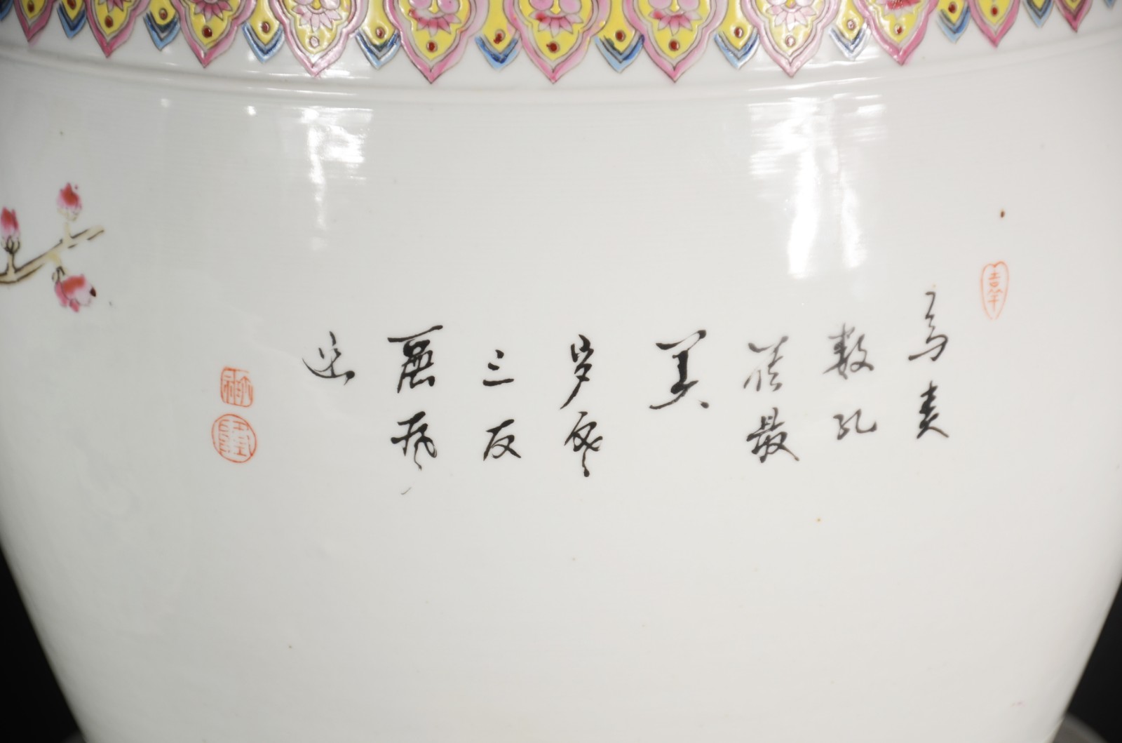 Dois cachepots de porcelana chinesa, um deles com prato e decorado... - foto 7 de 11