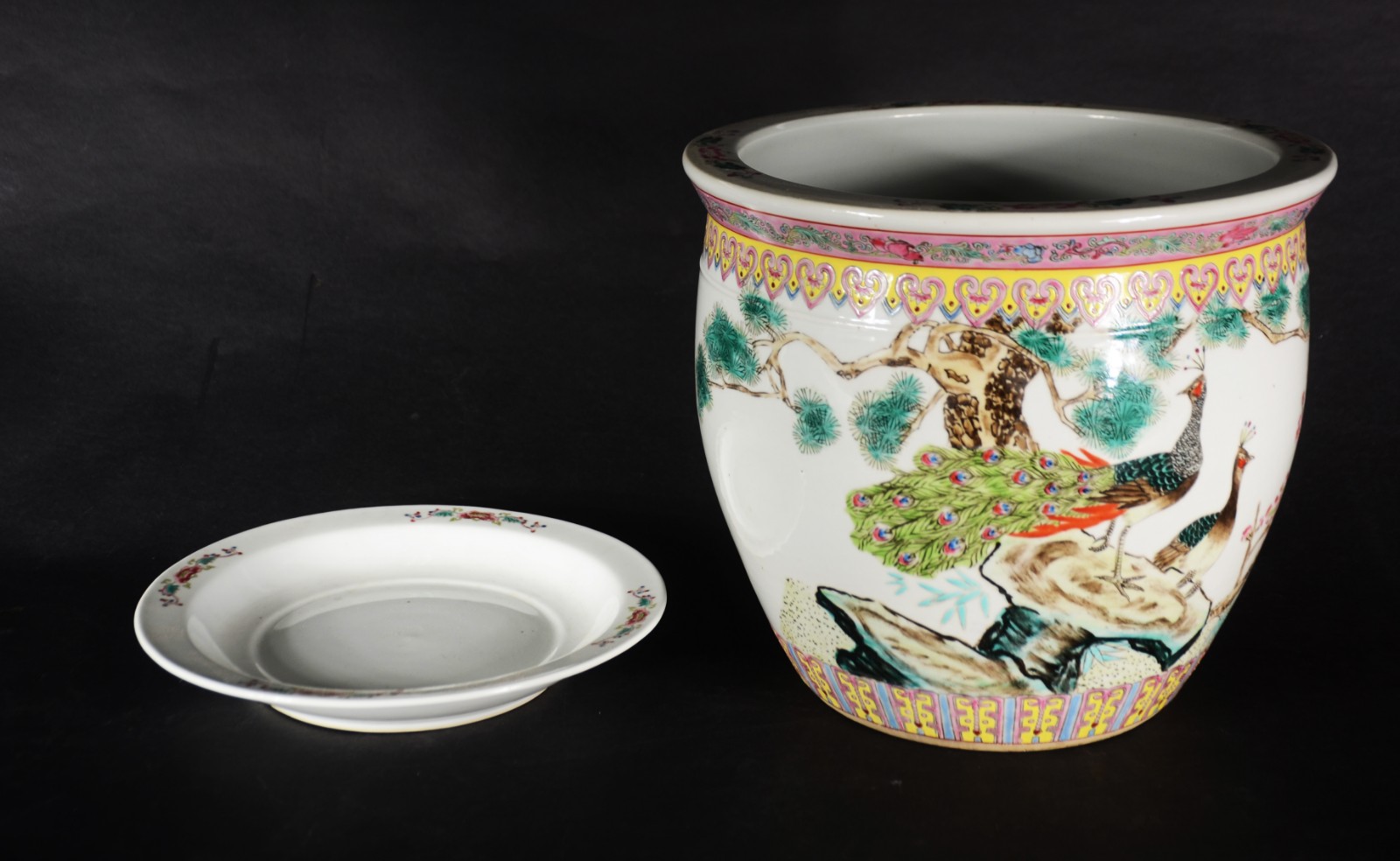 Dois cachepots de porcelana chinesa, um deles com prato e decorado... - foto 8 de 11