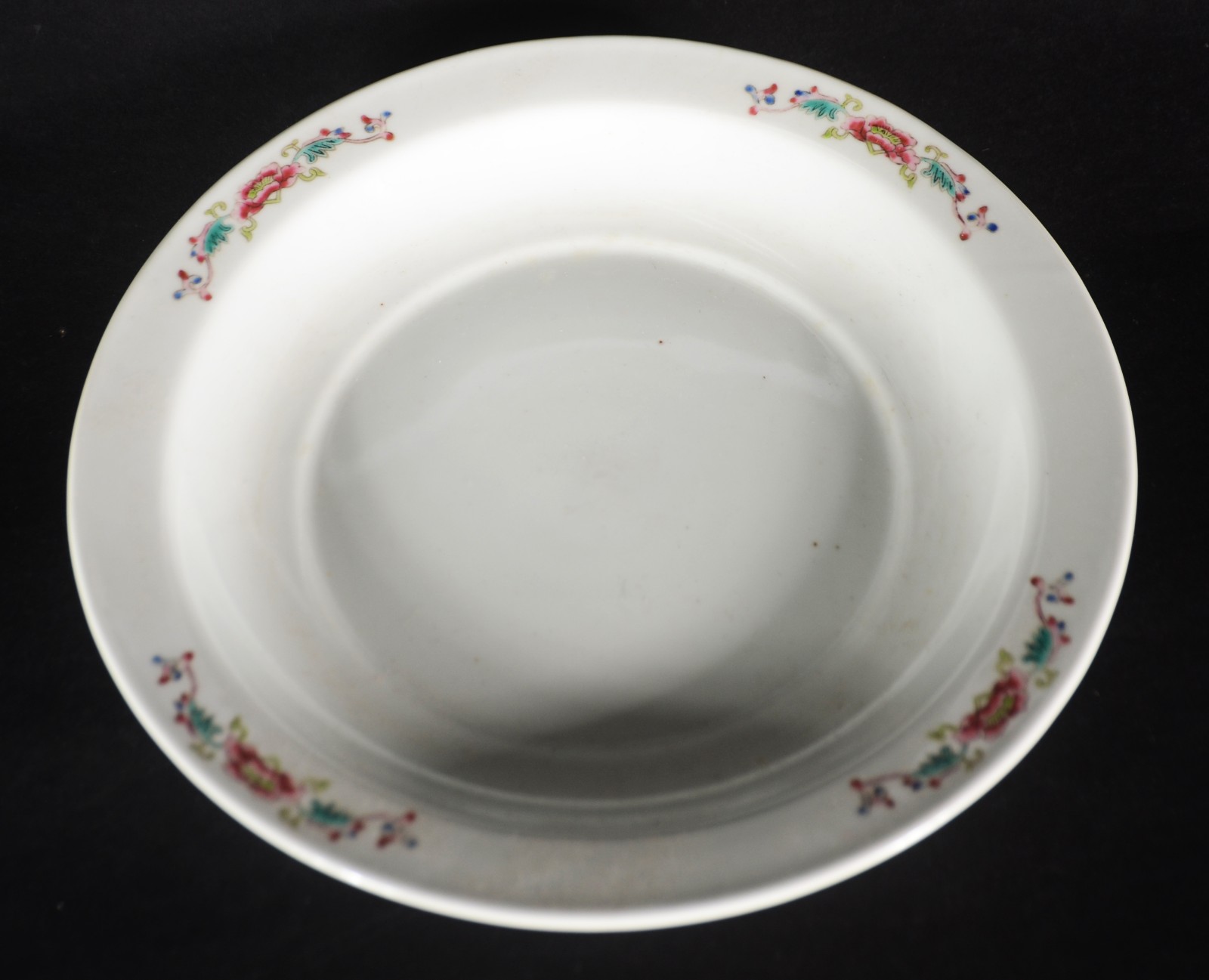 Dois cachepots de porcelana chinesa, um deles com prato e decorado... - foto 10 de 11