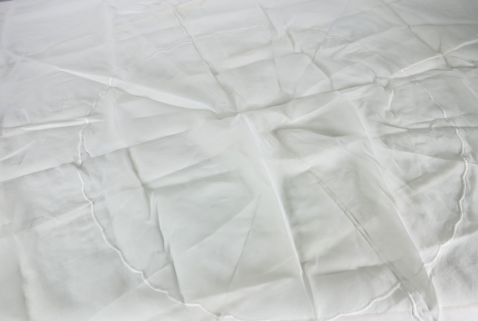 Conjunto com seis toalhas brancas redondas de organza (iguais)... - foto 2 de 3