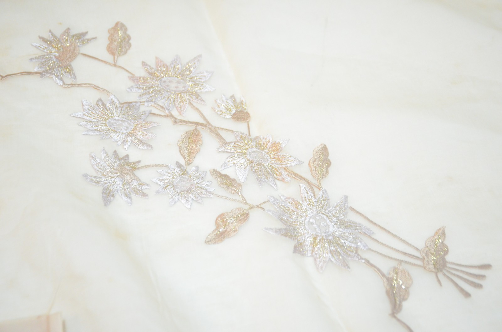 Conjunto com tres toalhas iguais de mesa de organza bege com flores... - foto 2 de 5