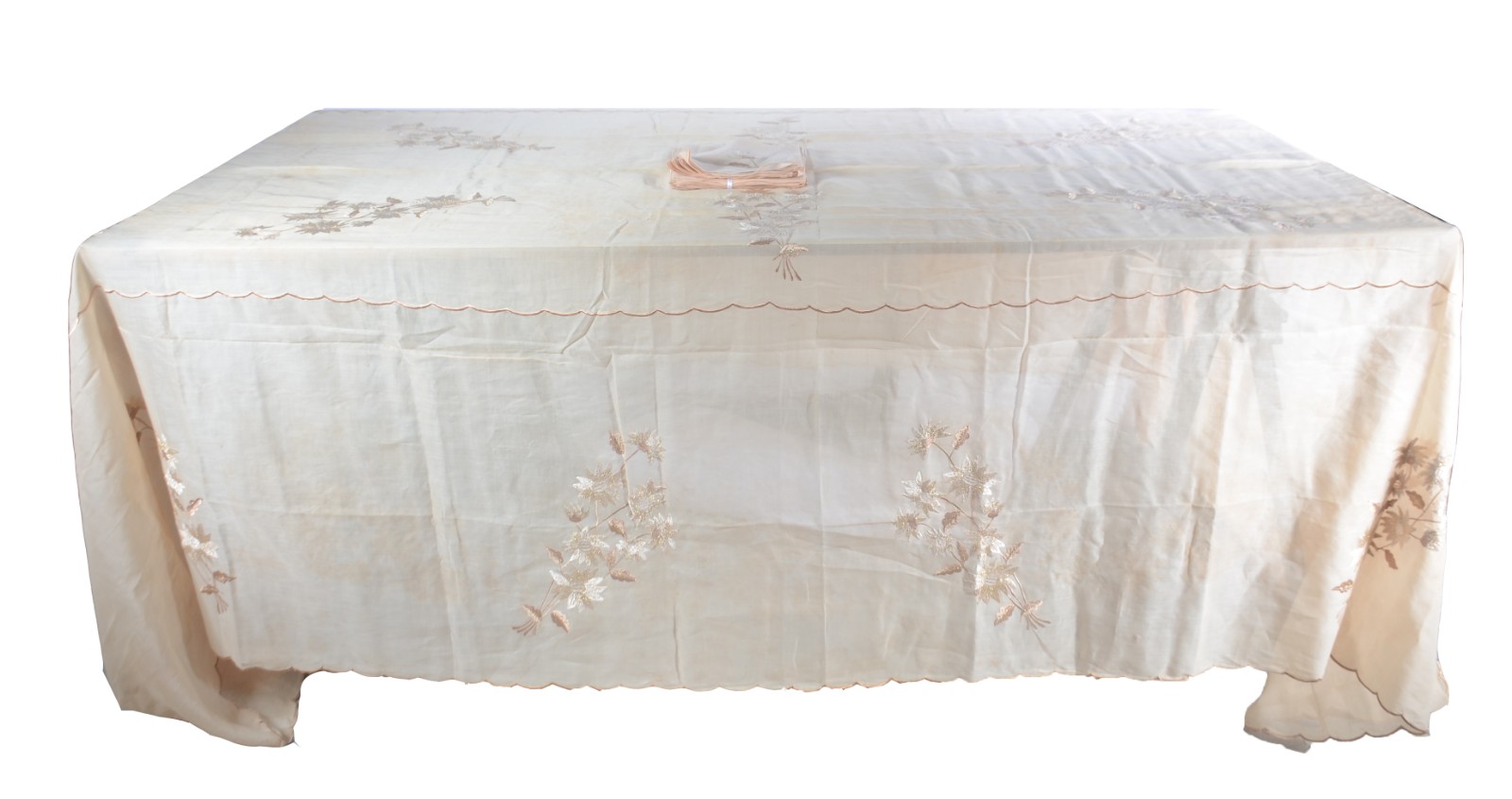 Grande toalha de mesa de organza bege com bordados dourados... - foto 1 de 9