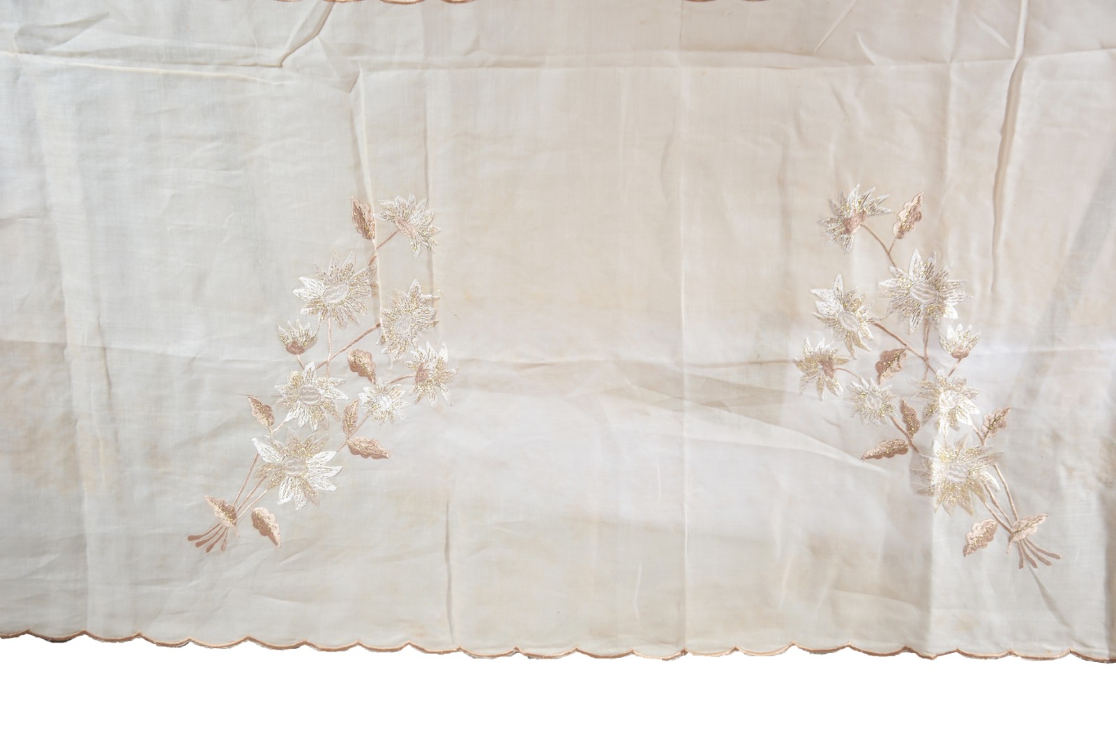 Grande toalha de mesa de organza bege com bordados dourados... - foto 2 de 9