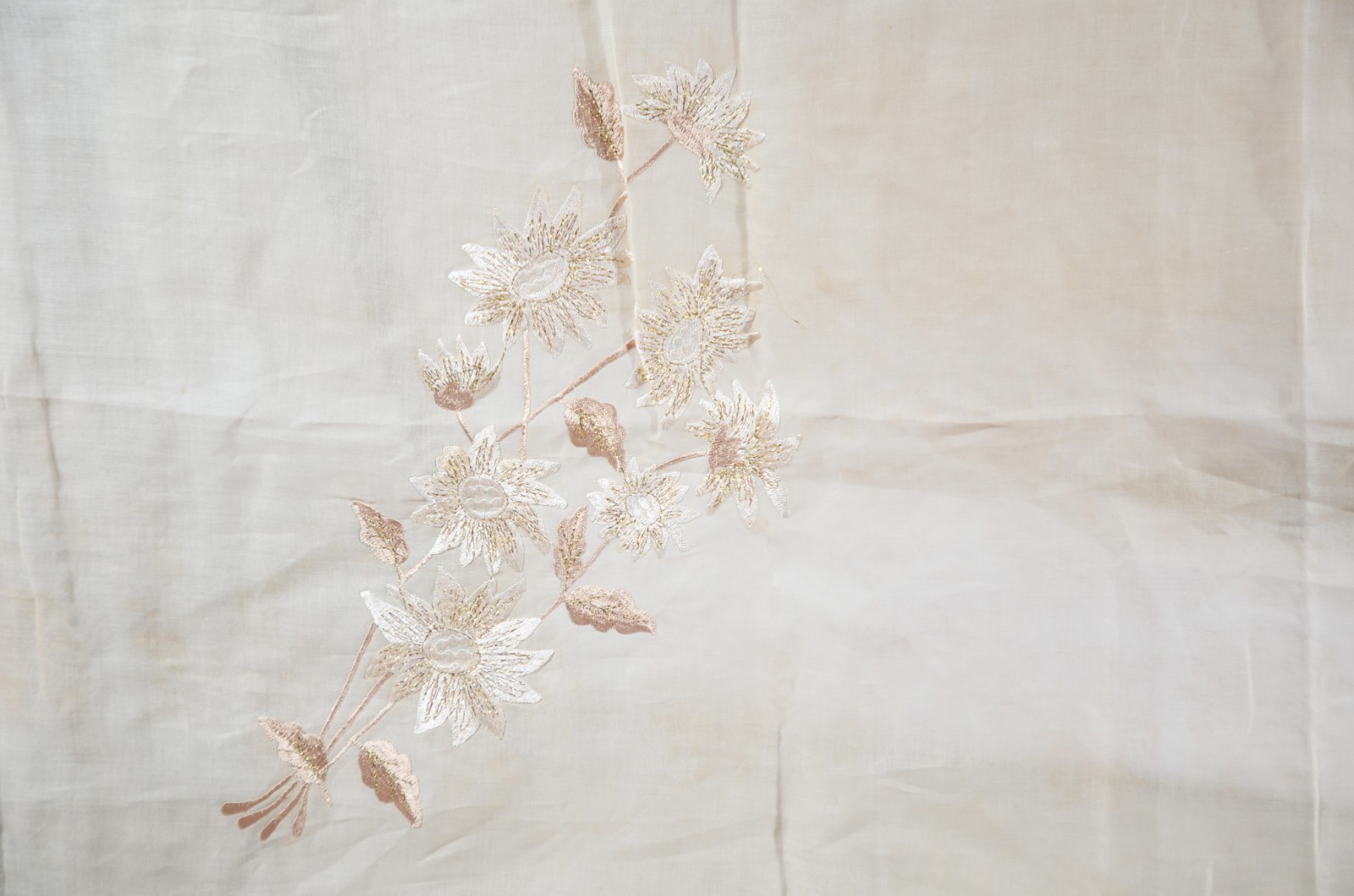 Grande toalha de mesa de organza bege com bordados dourados... - foto 3 de 9