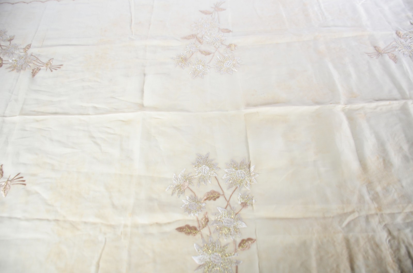 Grande toalha de mesa de organza bege com bordados dourados... - foto 4 de 9