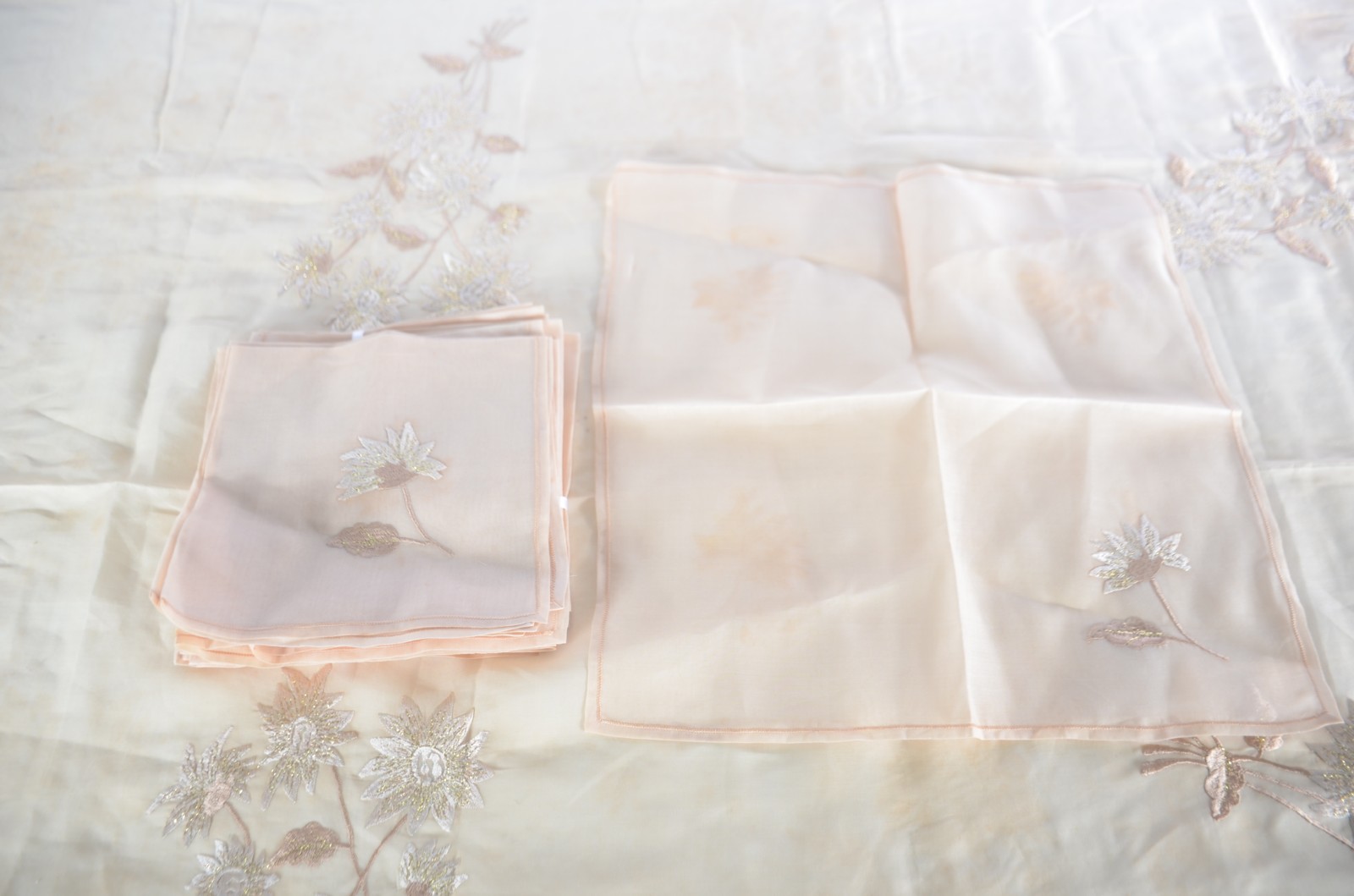 Grande toalha de mesa de organza bege com bordados dourados... - foto 8 de 9