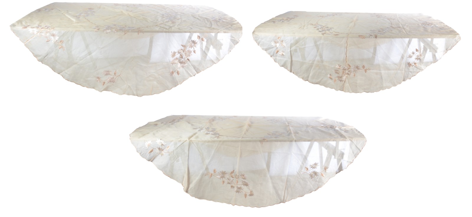 Conjunto com tres toalhas iguais de mesa de organza bege com flores... - foto 1 de 5