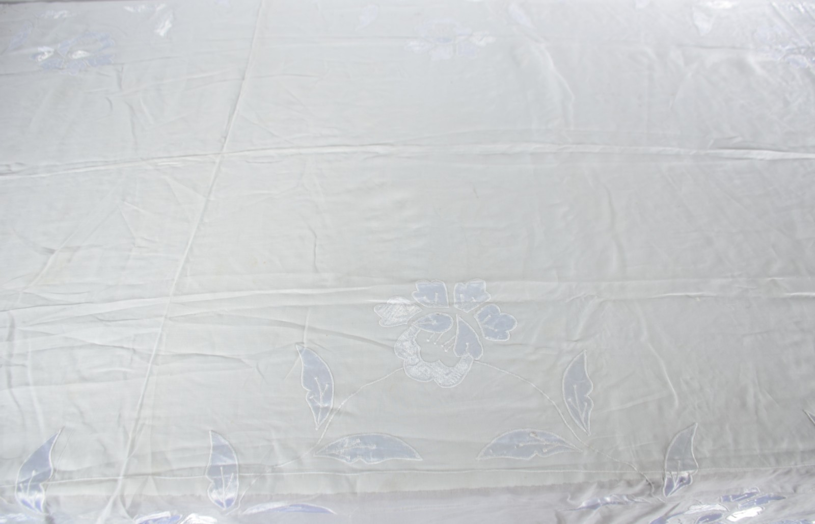 Conjunto com 4 toalhas de mesa em fino tecido branco com apliques... - foto 2 de 11