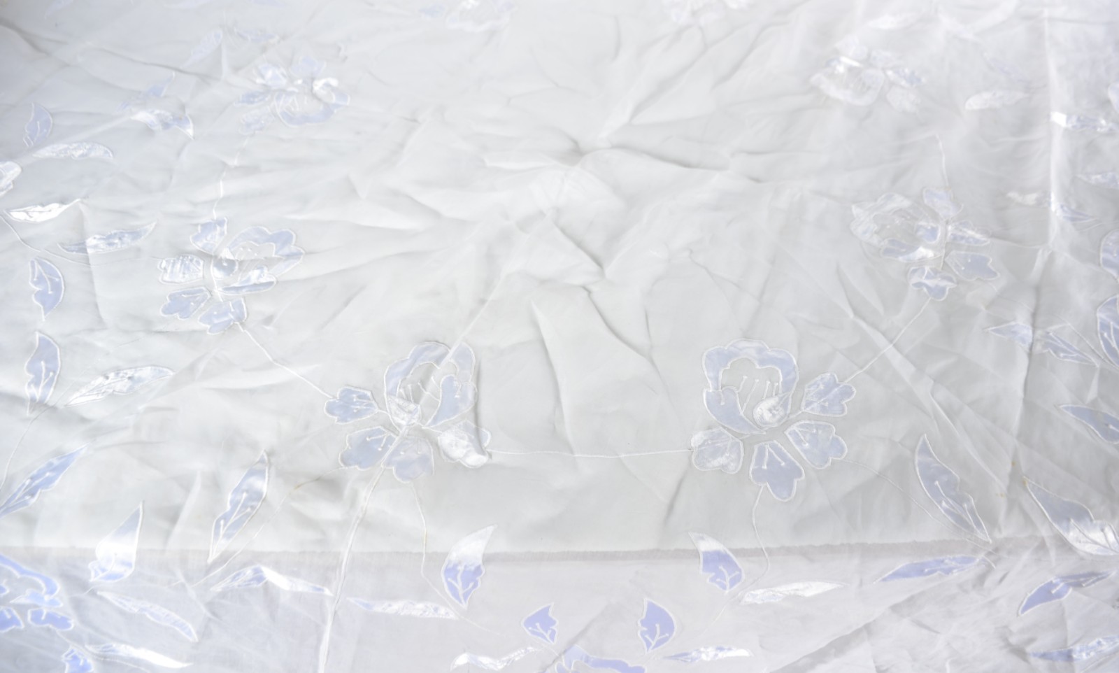 Conjunto com 4 toalhas de mesa em fino tecido branco com apliques... - foto 5 de 11